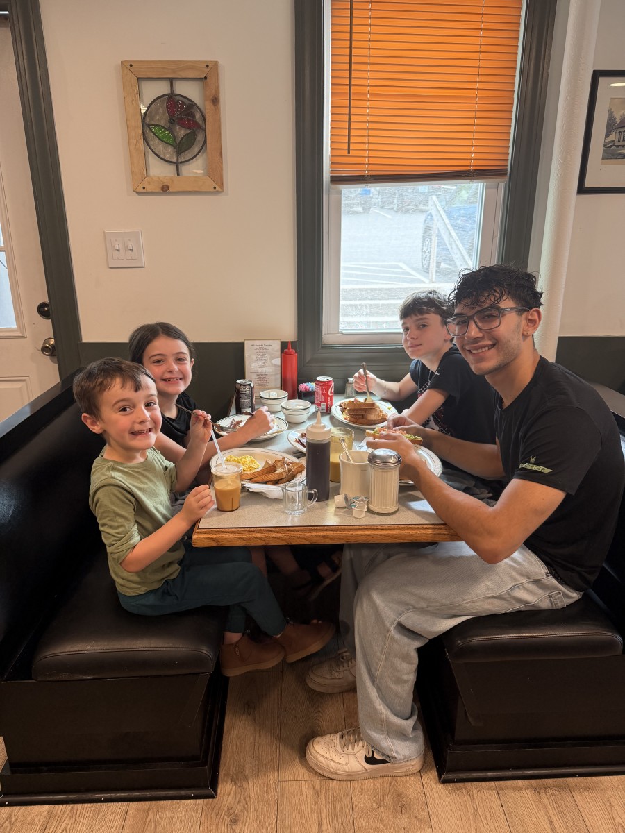 EVERYBODY'S FAVORITE FAMILY RESTAURANT